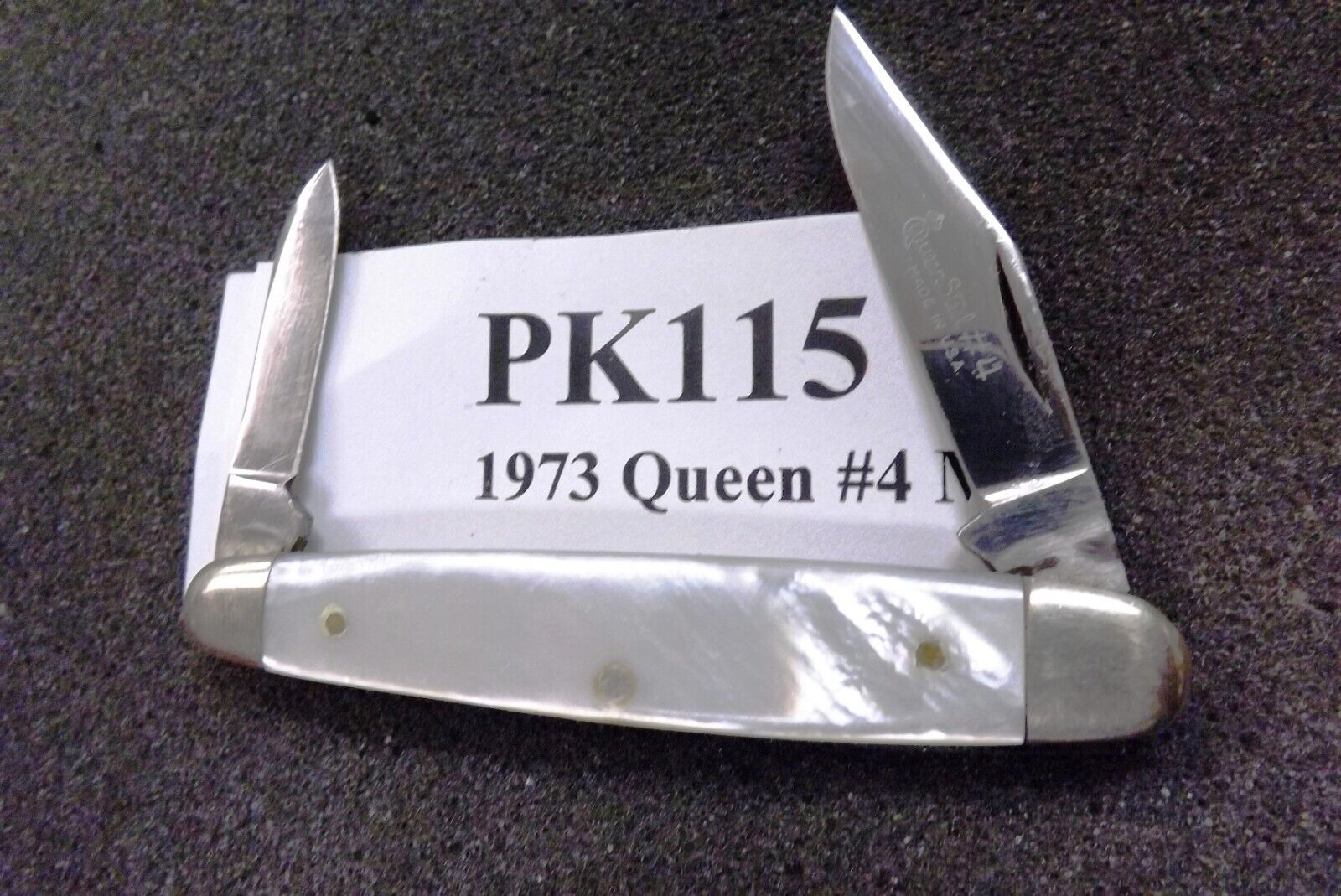 1973 Queen Steel #4 Sleeveboard 2 Blade Pen Knife Mother of Pearl Mint